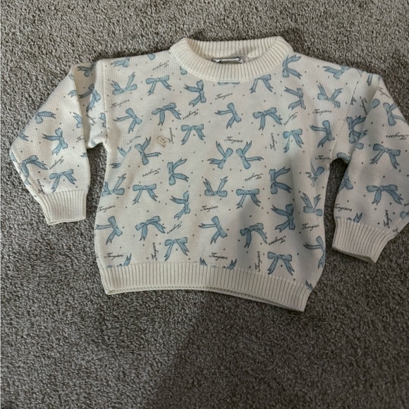 tangiers Other - Tangiers Vintage White Sweater with Blue Bow Pattern size M